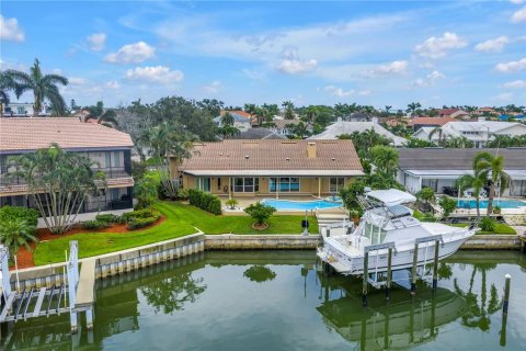 House in Saint Petersburg, Florida 3 bedrooms, 236.71 sq.m. № 1801806 - photo 15