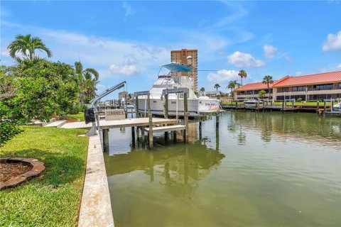 House in Saint Petersburg, Florida 3 bedrooms, 236.71 sq.m. № 1801806 - photo 13
