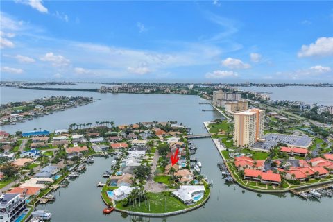 House in Saint Petersburg, Florida 3 bedrooms, 236.71 sq.m. № 1801806 - photo 5