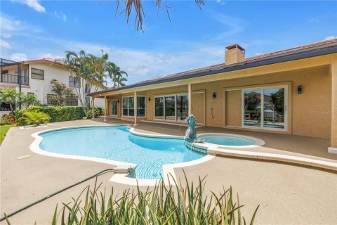 House in Saint Petersburg, Florida 3 bedrooms, 236.71 sq.m. № 1801806 - photo 9