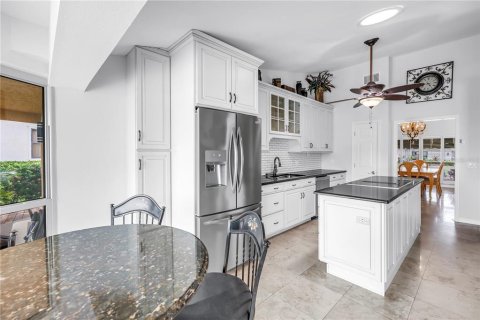 House in Saint Petersburg, Florida 3 bedrooms, 236.71 sq.m. № 1801806 - photo 25