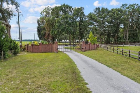 House in Chiefland, Florida 4 bedrooms, 269.23 sq.m. № 2144079 - photo 9