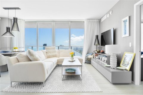 Copropriété à louer à Hollywood, Floride: 2 chambres, 98.48 m2 № 1738215 - photo 2