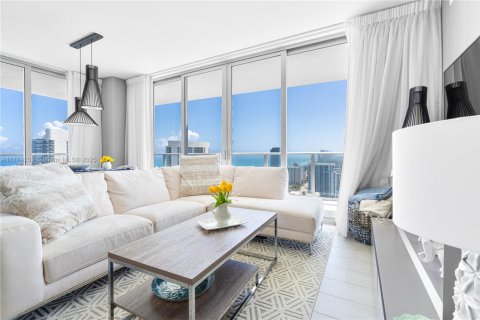 Copropriété à louer à Hollywood, Floride: 2 chambres, 98.48 m2 № 1738215 - photo 1