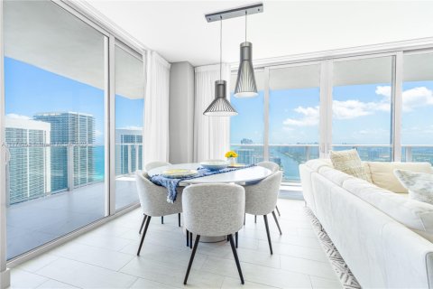 Copropriété à louer à Hollywood, Floride: 2 chambres, 98.48 m2 № 1738215 - photo 3