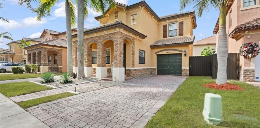 House in Homestead, Florida 4 bedrooms, 231.7 sq.m. № 2022082