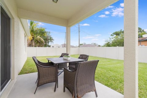 House in Port St. Lucie, Florida 4 bedrooms, 178 sq.m. № 2434253 - photo 9