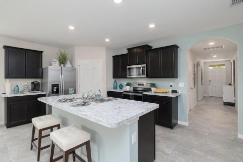 House in Port St. Lucie, Florida 4 bedrooms, 178 sq.m. № 2434253 - photo 2