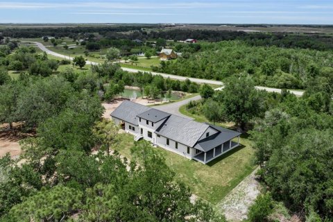 House in Myakka City, Florida 5 bedrooms, 369.1 sq.m. № 2421648 - photo 6