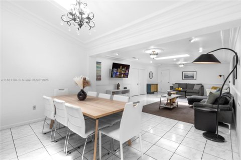 House in Miami, Florida 7 bedrooms, 319.77 sq.m. № 1889174 - photo 19