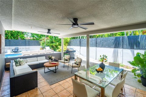 House in Miami, Florida 7 bedrooms, 319.77 sq.m. № 1889174 - photo 11