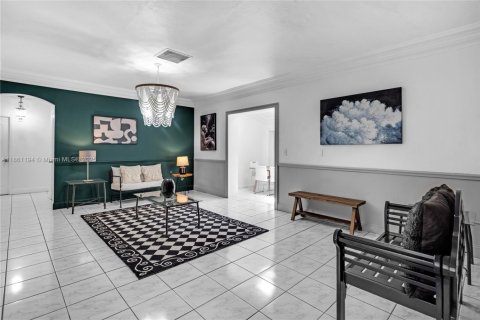 House in Miami, Florida 7 bedrooms, 319.77 sq.m. № 1889174 - photo 17