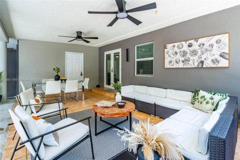 House in Miami, Florida 7 bedrooms, 319.77 sq.m. № 1889174 - photo 12