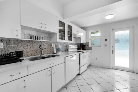 House in Miami, Florida 7 bedrooms, 319.77 sq.m. № 1889174 - photo 28