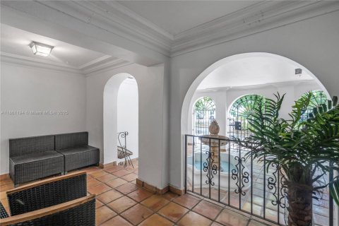 House in Miami, Florida 7 bedrooms, 319.77 sq.m. № 1889174 - photo 16