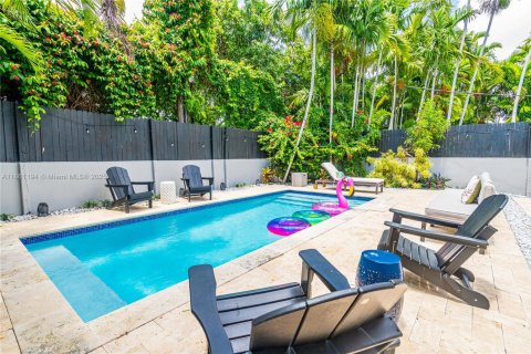 House in Miami, Florida 7 bedrooms, 319.77 sq.m. № 1889174 - photo 1