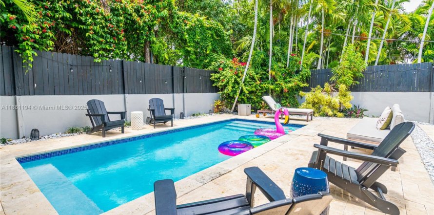 House in Miami, Florida 7 bedrooms, 319.77 sq.m. № 1889174