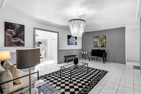 House in Miami, Florida 7 bedrooms, 319.77 sq.m. № 1889174 - photo 18