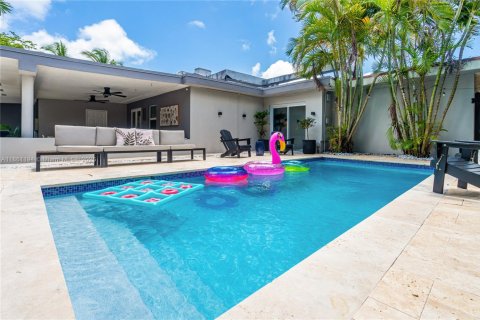 House in Miami, Florida 7 bedrooms, 319.77 sq.m. № 1889174 - photo 3