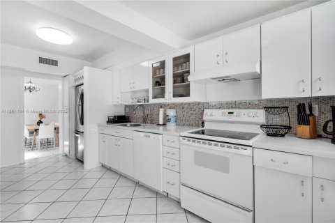 House in Miami, Florida 7 bedrooms, 319.77 sq.m. № 1889174 - photo 27