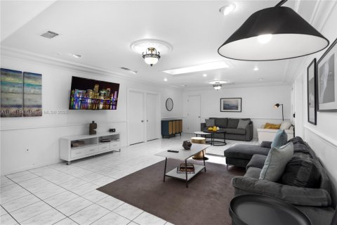 House in Miami, Florida 7 bedrooms, 319.77 sq.m. № 1889174 - photo 21