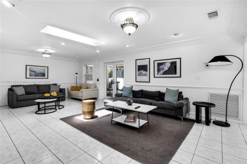 House in Miami, Florida 7 bedrooms, 319.77 sq.m. № 1889174 - photo 23