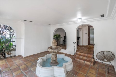 House in Miami, Florida 7 bedrooms, 319.77 sq.m. № 1889174 - photo 14
