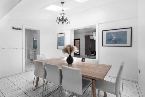 House in Miami, Florida 7 bedrooms, 319.77 sq.m. № 1889174 - photo 20