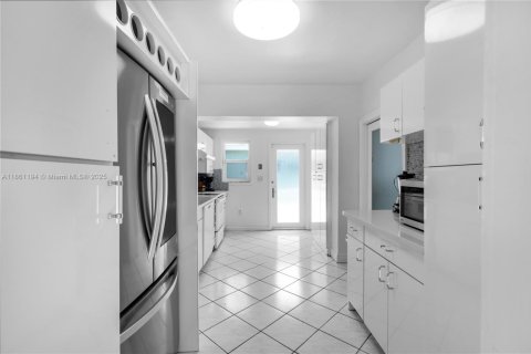 House in Miami, Florida 7 bedrooms, 319.77 sq.m. № 1889174 - photo 26