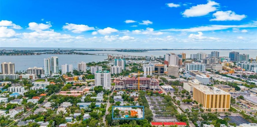 Adosado en Sarasota, Florida 3 dormitorios, 177.63 m2 № 2409981