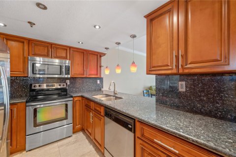 Condo in Miami, Florida, 1 bedroom  № 1768274 - photo 3
