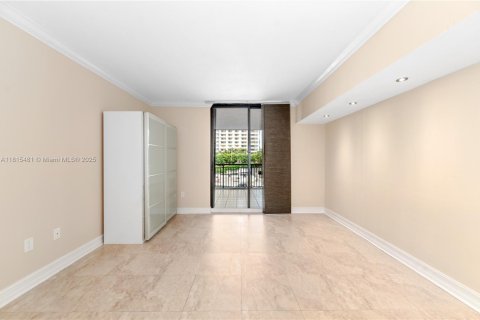 Condo in Miami, Florida, 1 bedroom  № 1768274 - photo 11