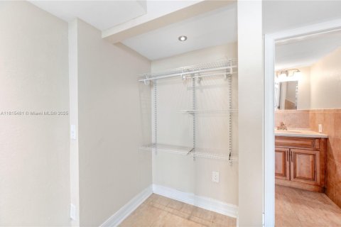 Condo in Miami, Florida, 1 bedroom  № 1768274 - photo 12