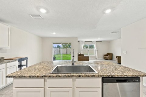 House in Zephyrhills, Florida 4 bedrooms, 171.5 sq.m. № 2408549 - photo 5