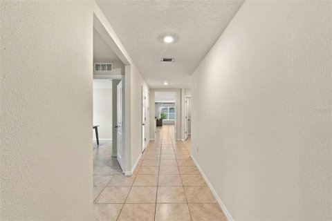 House in Zephyrhills, Florida 4 bedrooms, 171.5 sq.m. № 2408549 - photo 3