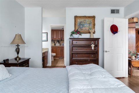 Condo in Sunrise, Florida, 3 bedrooms  № 1800673 - photo 22