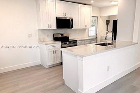 Villa ou maison à louer à Hollywood, Floride: 3 chambres, 97.55 m2 № 2168581 - photo 4
