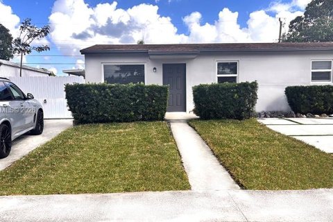Villa ou maison à louer à Hollywood, Floride: 3 chambres, 97.55 m2 № 2168581 - photo 3