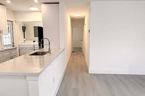 Villa ou maison à louer à Hollywood, Floride: 3 chambres, 97.55 m2 № 2168581 - photo 5