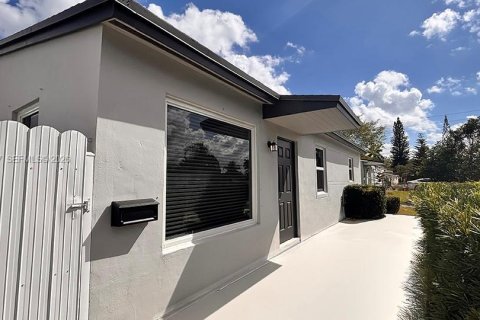 Villa ou maison à louer à Hollywood, Floride: 3 chambres, 97.55 m2 № 2168581 - photo 15