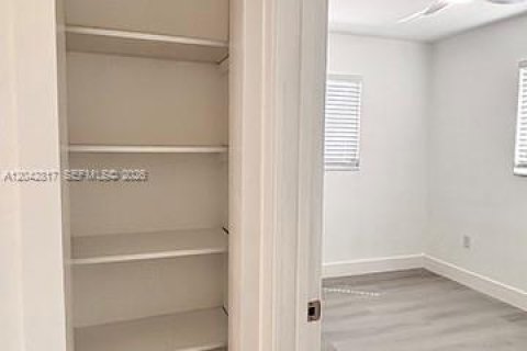 Villa ou maison à louer à Hollywood, Floride: 3 chambres, 97.55 m2 № 2168581 - photo 12
