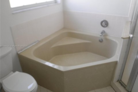 Купить виллу или дом в Майами, Флорида 1 комната, 209.49м2, № 1938997 - фото 30