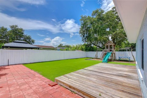 House in Largo, Florida 3 bedrooms, 130.62 sq.m. № 2322988 - photo 11