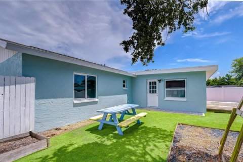 House in Largo, Florida 3 bedrooms, 130.62 sq.m. № 2322988 - photo 16