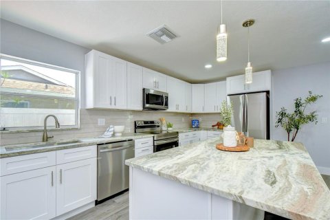 House in Largo, Florida 3 bedrooms, 130.62 sq.m. № 2322988 - photo 28