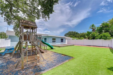 House in Largo, Florida 3 bedrooms, 130.62 sq.m. № 2322988 - photo 14