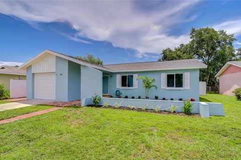House in Largo, Florida 3 bedrooms, 130.62 sq.m. № 2322988 - photo 3
