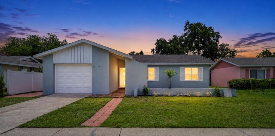 House in Largo, Florida 3 bedrooms, 130.62 sq.m. № 2322988