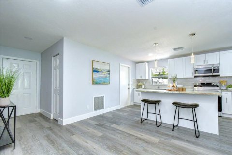 House in Largo, Florida 3 bedrooms, 130.62 sq.m. № 2322988 - photo 21
