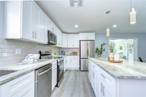House in Largo, Florida 3 bedrooms, 130.62 sq.m. № 2322988 - photo 27
